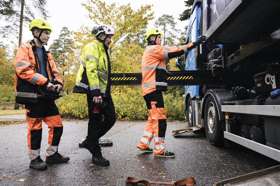 Opiskelijat ja opettaja tekemässä nostotyötä