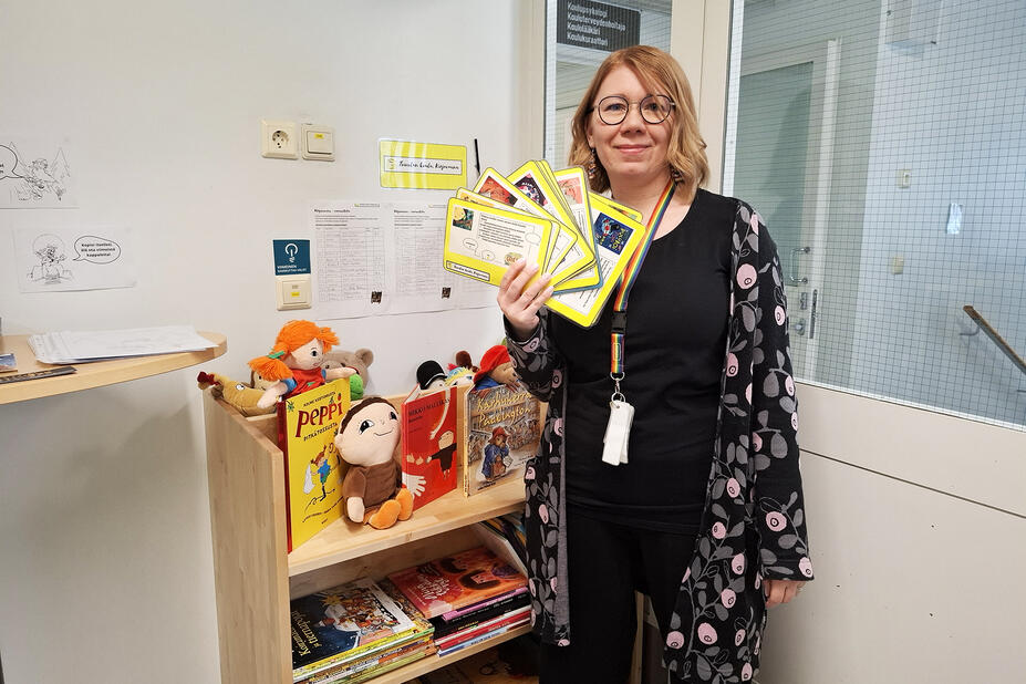 Henna Pekurinen käsissään sanataidekortteja.