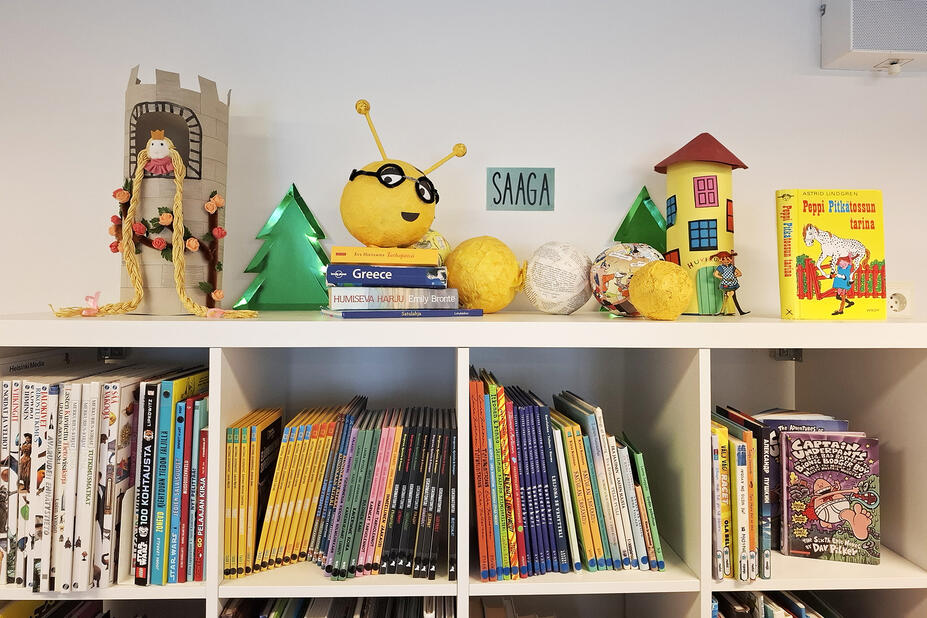 Koulun kirjaston hylly.