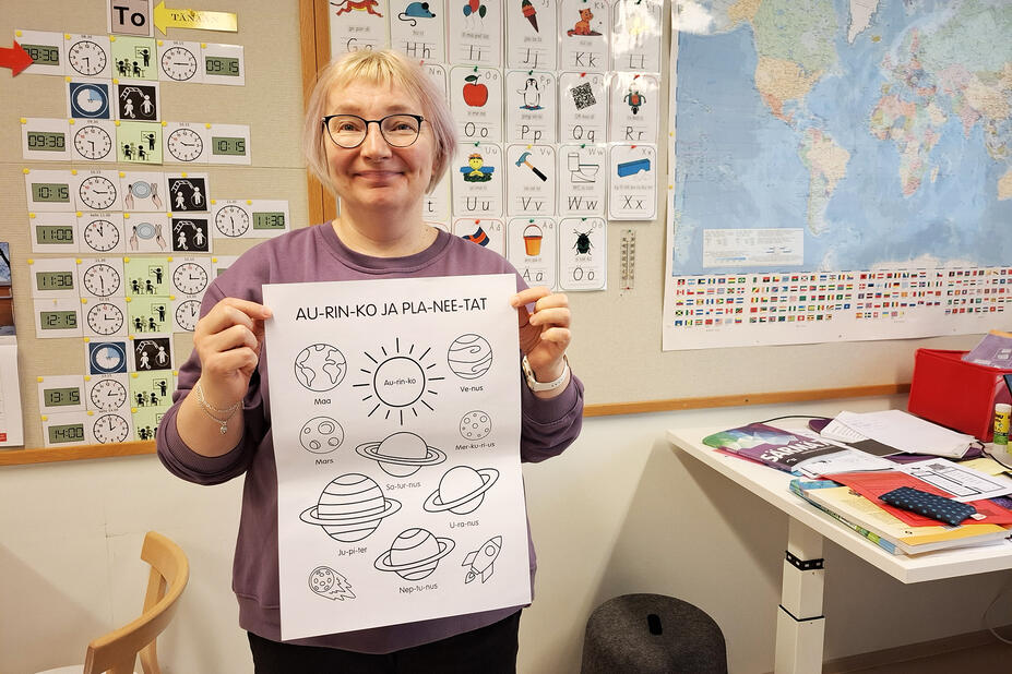 Päivi Tuovinen näyttää väritystehtävää.