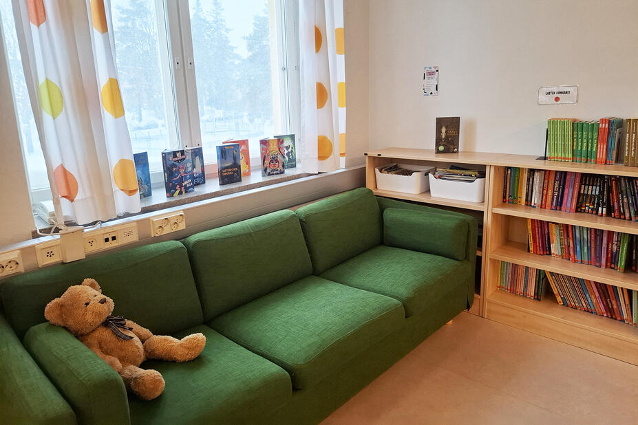 Sohva koulun kirjastossa.