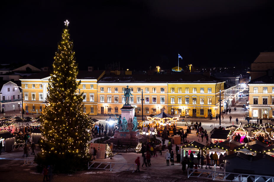 Tuomaan markkinat Senaatintorilla.