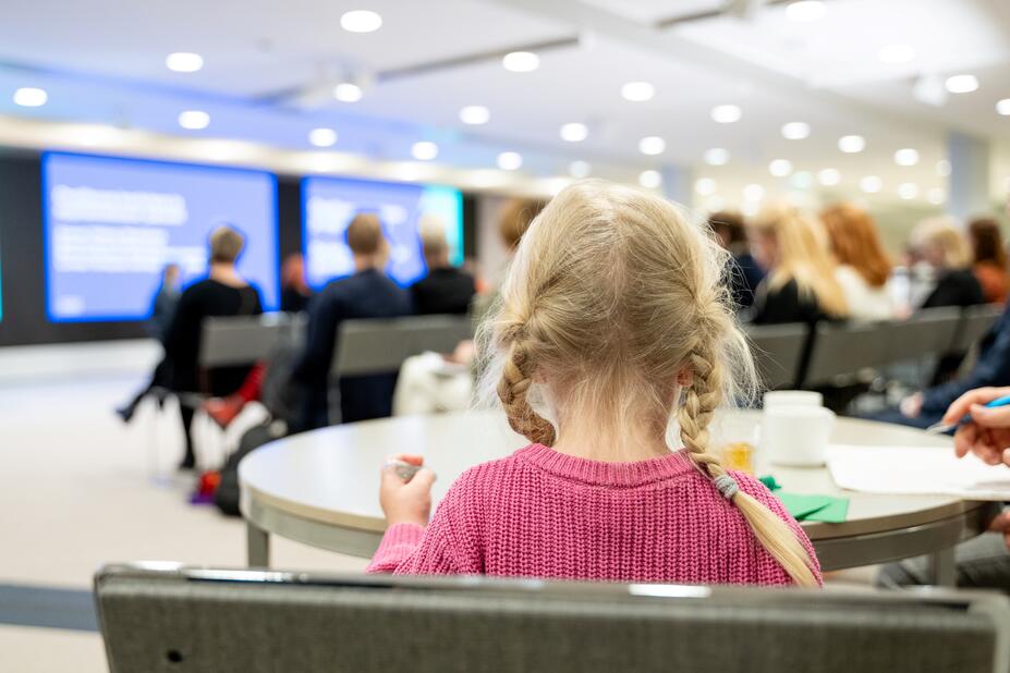 Yleisöä Osallisuus kouluissa ja oppilaitoksissa -seminaarissa 24.11.2023.