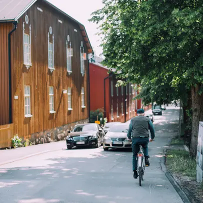 Man biking in Puu-Käpylä district.