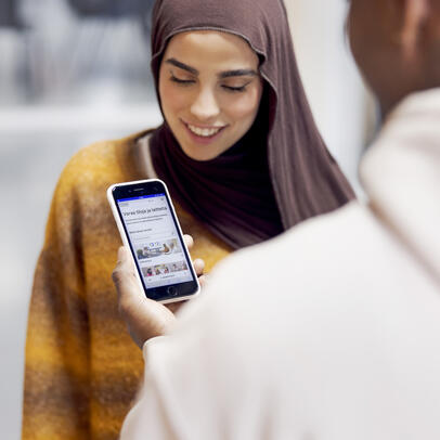 Puhelimen näyttö, jossa näkymä Helsingin kaupungin tilavarauspalvelu Varaamosta.