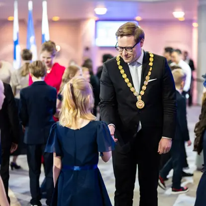  The Mayor shakes hands with schoolchildren.