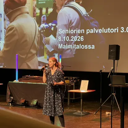 Reetta Vanhanen avaa Palvelutorin Malmitalolla.
