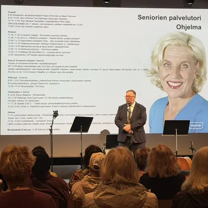 Apulaispormestari Paavo Arhinmäki avaa Vuotalon palvelutoria.