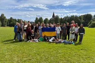 Dniprolaisnuoria kesäleirillä. Keskellä Ukrainan lippu.