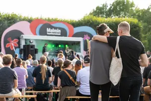 Malmi suveürituste festivali külastajad jälgivad kontserti.