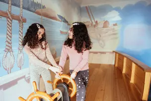 Kaksi lasta Kaupunginmuseon leikkipaikalla.