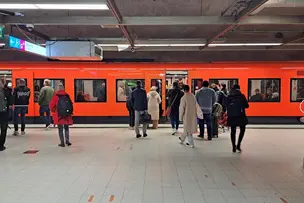 Rakaabka oo kaabadda ku sugaya metrooga imaanaya.