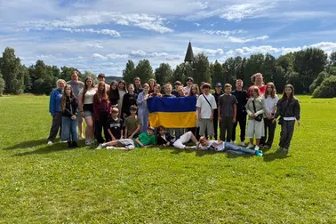 Dniprolaisnuoria kesäleirillä. Keskellä Ukrainan lippu.