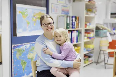 Äiti ja tytär luokkahuoneessa