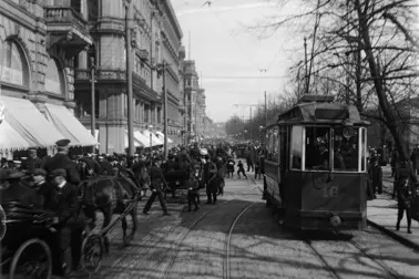 Ihmisiä ja raitiovaunu Pohjois-Esplanadilla vuonna 1849.