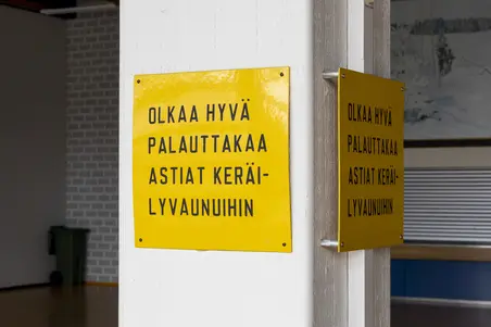A sign in the canteen of the personnel service building.