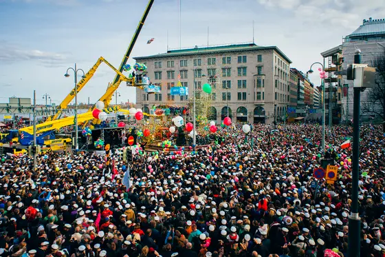 Vapunviettoa Mantan aukiolla.