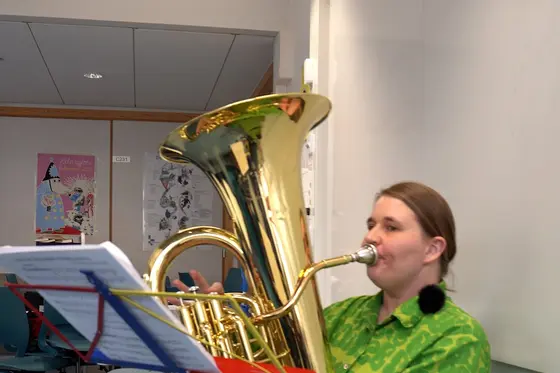 Maija Väre spelar tuba under en lektion.