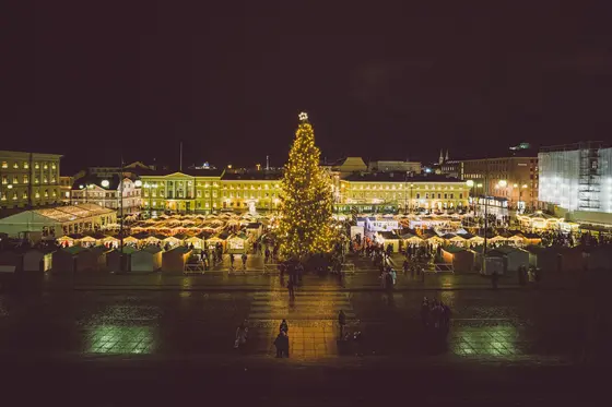 Senaatintori iltahämärässä, jossa loistavat joulumarkkinoiden valot.