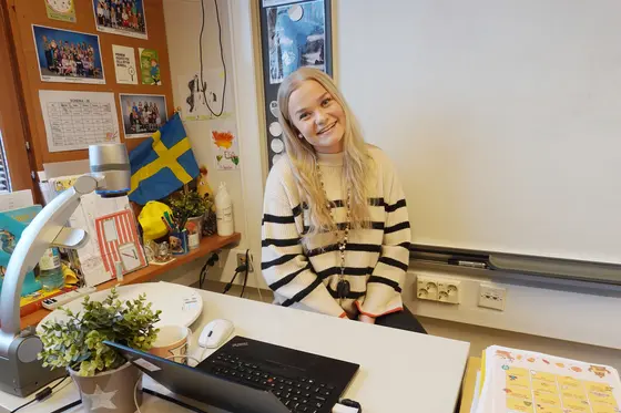 Elsa Iltanen istuu luokassaan.