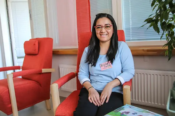 Kristine Buyose istuu nojatuolilla.