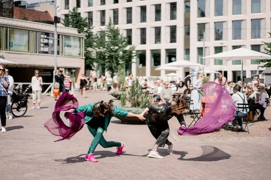 Två artister på Kaserntorget