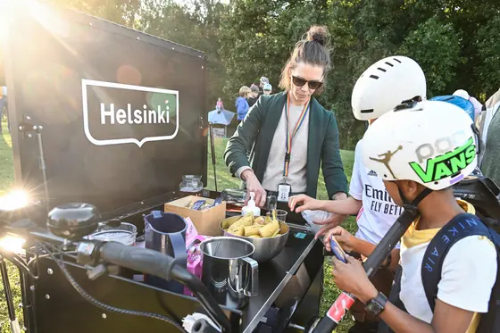 Ihmisiä mehukojulla.