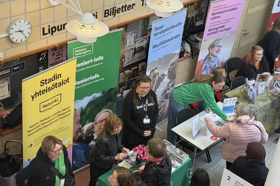 Seniorien palvelutori Malmitalolla.
