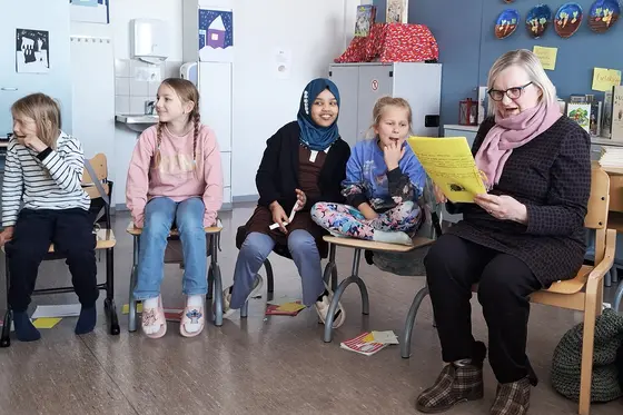 Oppilaita ja koulumummi.