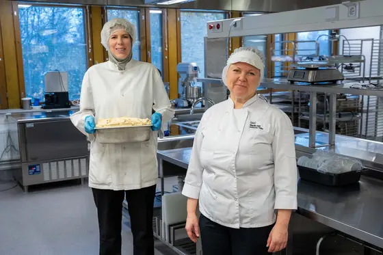 Opiskelija Noora Alatupa ja opettaja Johanna Tiitto opetuskeittiössä.