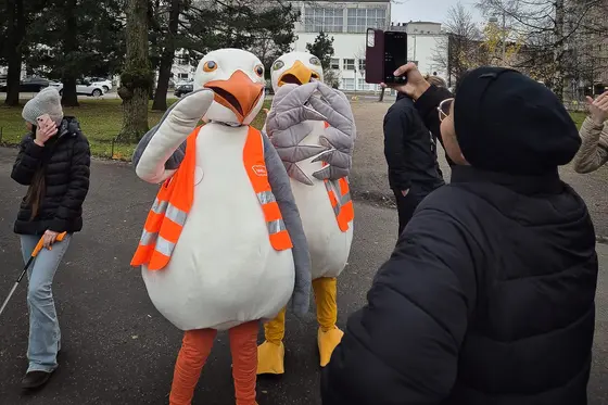 Nuorisoneuvoston jäsenet kuvaamassa Roskaton-kampanjan videota.