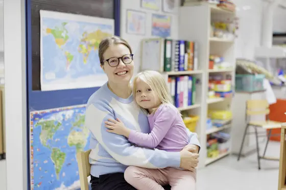Äiti ja tytär luokkahuoneessa