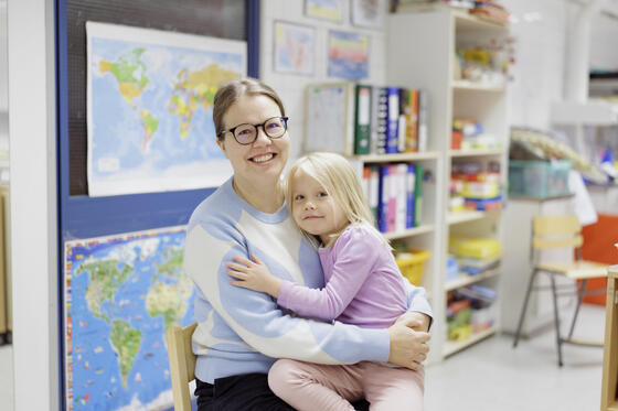 Äiti ja tytär luokkahuoneessa