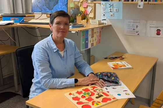 Puheterapeutti istuu työhuoneessaan.