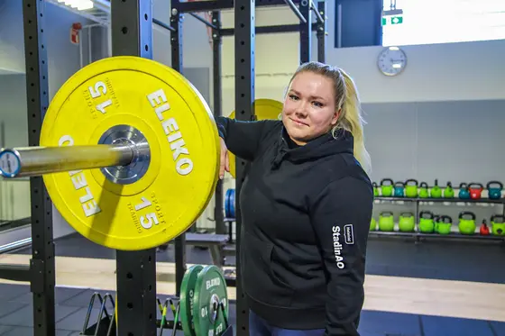 Urheiluamiksessa opiskeleva Laura Hanhela kuntosalilla.
