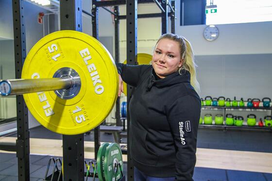 Urheiluamiksessa opiskeleva Laura Hanhela kuntosalilla.