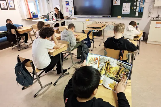 Oppilaita luokassa lukemassa omilla paikoillaan.