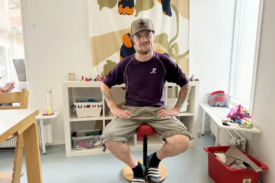 Tomi Julkunen työpaikallaan päiväkodissa.