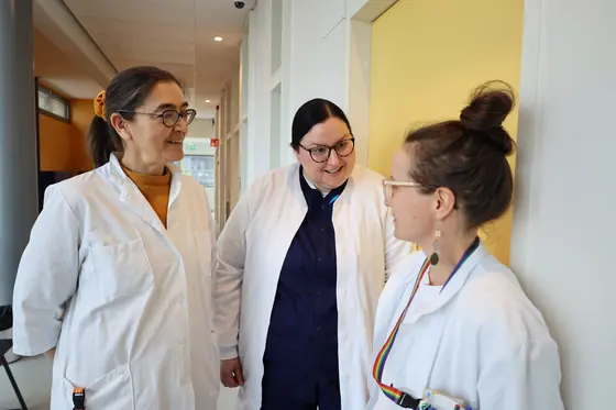Valentina, Tadeja ja Moona juttelemassa käytävällä