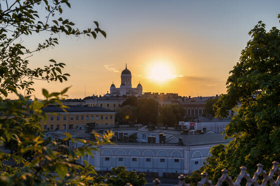 Tuomiokirkko auringonlaskussa.