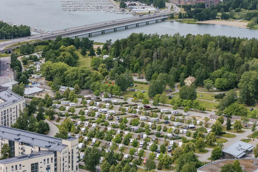 Ilmakuva: rakennuksia teitä ja puita