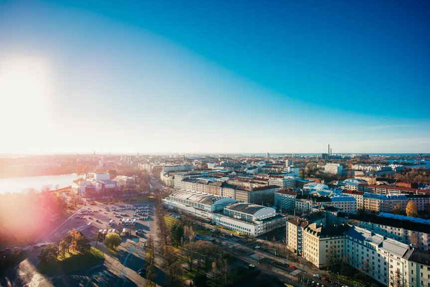 Ilmakuva kaupunkimaisemasta kirkkaana päivänä.