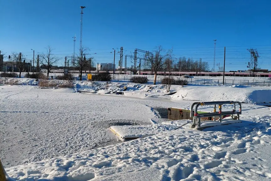 Töölönlahden tulvasuojelu remonttia Eläintarhanlahden puolella.
