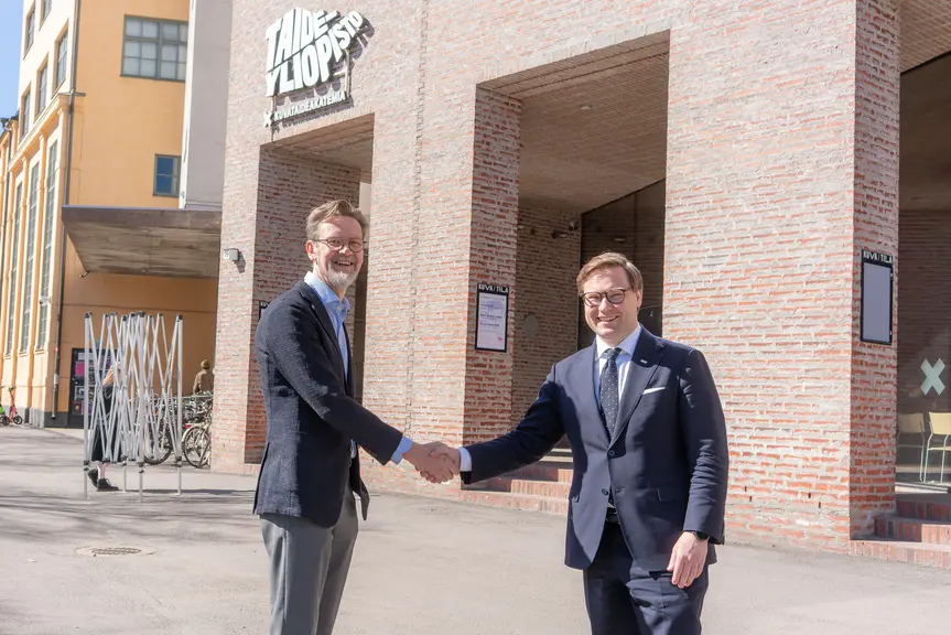 Taideyliopiston rehtori ja Helsingin pormestari Taideyliopiston edessä.