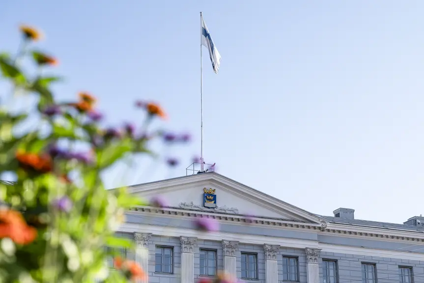 Kuva kaupungintalon julkisivusta aurinkoisena päivänä.