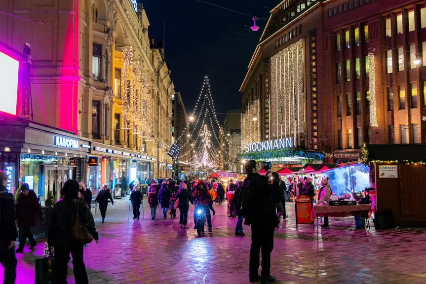 Ihmisiä talvisella Kolmensepänaukiolla
