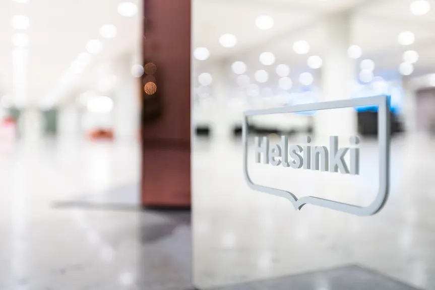Sisäkuva Helsingin kaupungintalolta. Etualalla Helsinki-logo.