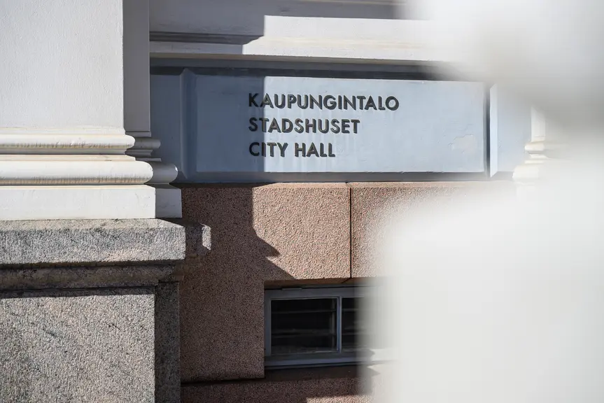 Kuva kaupungintalon seinästä. Seinässä teksti kaupungintalo kolmella kielellä.