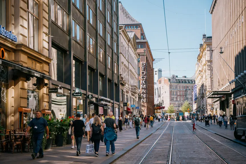 Katunäkymä Aleksanterinkadulta kesällä 2024.