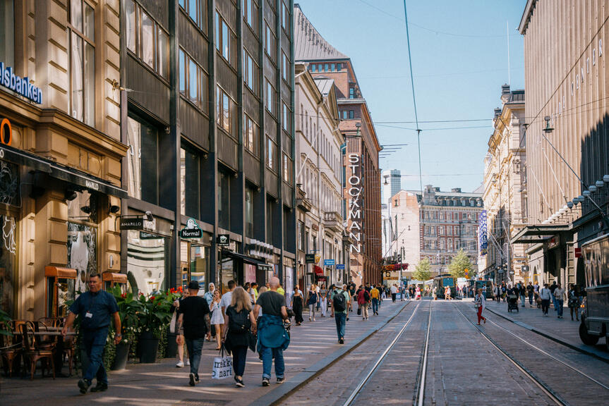 Katunäkymä Aleksanterinkadulta kesällä 2024.